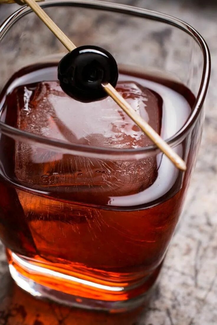 Бульвардье коктейль. Boulevardier Cocktail. Boulevardier коктейль. Бульвардье подача. Картинка напитка бульвардье.