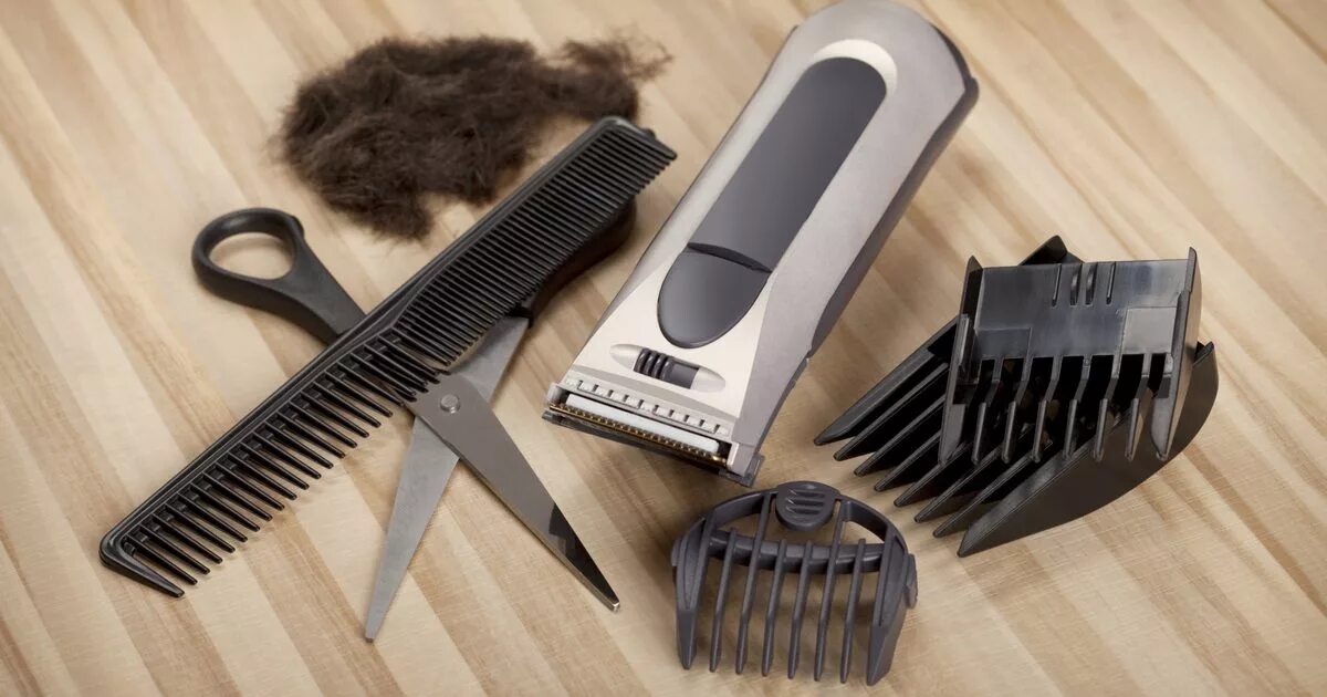 Как почистить машинку для волос. Инструменты для стрижки. Чистка волос машинкой. Щетка для чистки машинки для стрижки волос. Кисть для очистки машинки для стрижки.
