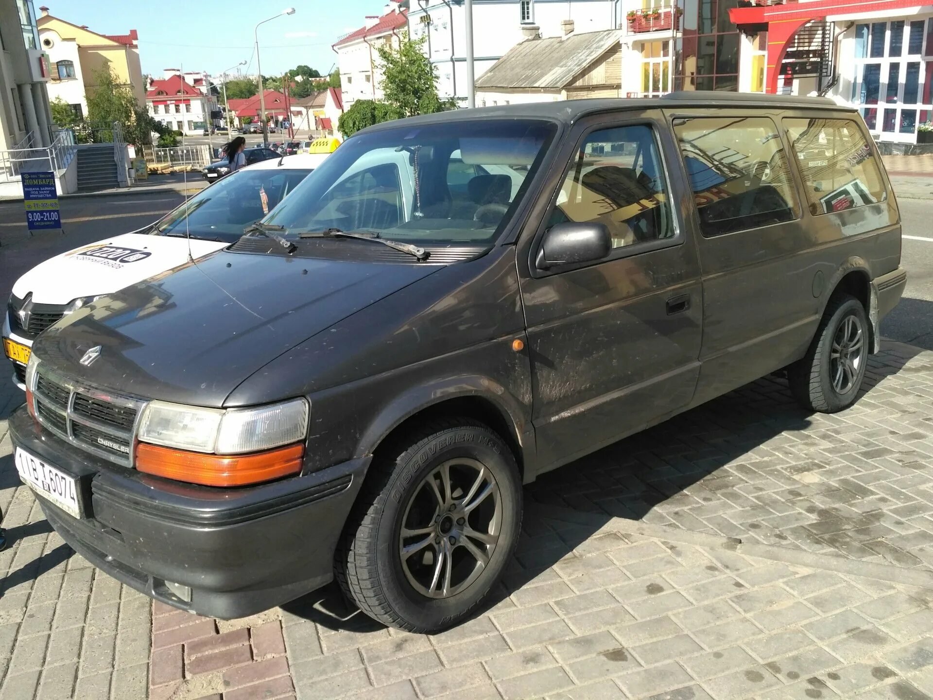 Крайслер вояджер 2.5 дизель купить. Крайслер Вояджер 2. Chrysler Voyager 2 поколение. Крайслер Вояджер 2.5. Chrysler Voyager 2.5 td 2001.