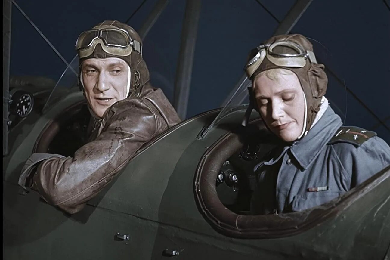 Песня из кинофильма небесный тихоход. Небесный тихоход фильм 1945. николай крючков небесный тихоход. булочкин летчик небесный тихоход. небесный тихоход тимошенко.