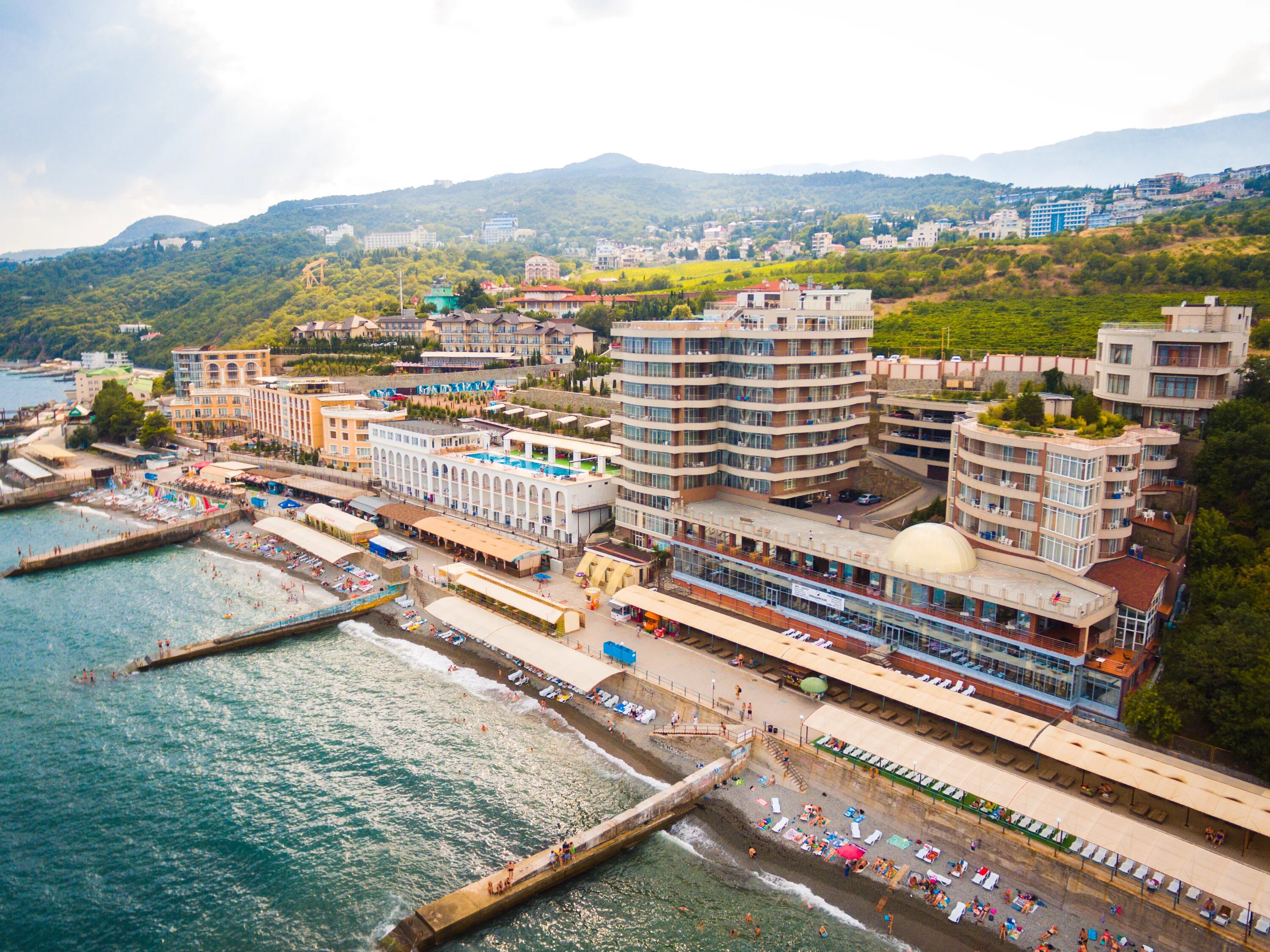 курорт ялты на л. ). ливадийский пляж в ялте. южный берег крыма мисхор. пансионат дружба курпаты.