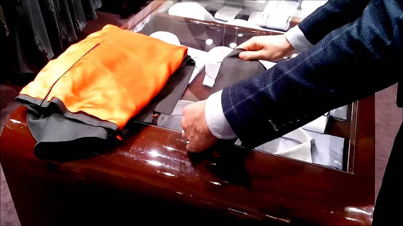 Упаковать рубашку в чемодан. Открытый чемодан с вещами. Органайзер для рубашек дорожный. Чехол для рубашки. Укладка рубашек в чемодан.