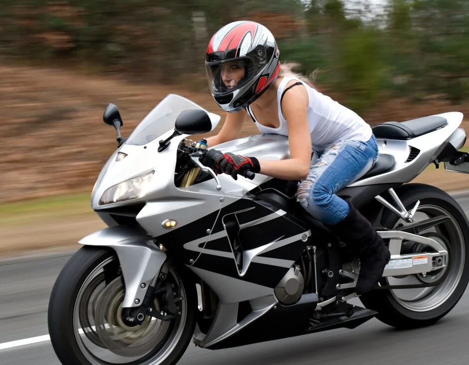 Почему мотоцикл. Девушка едет на мотоцикле. Девушка на мотоцикле в шлеме. Езда на спортбайке. Девушка на байке в движении.