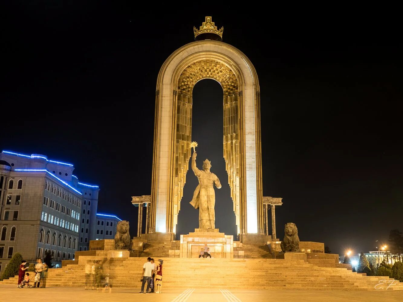 Исмаила Самани памятник Таджикистан. Душанбе столица памятник Самани. Таджикистан памятник Исмаилу Самани в Душанбе.