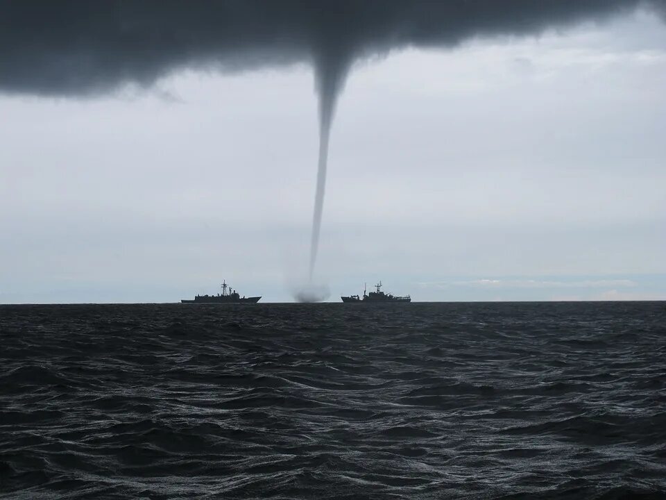 Сочи смерч на море 2021. Змеиный остров Крым. Остров змеиный флот. Торнадо на черном море. Страна штормов