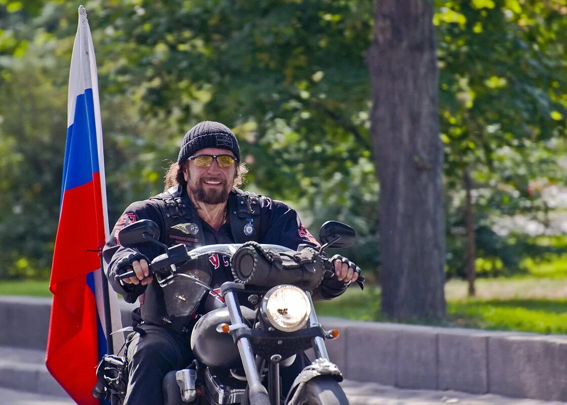 байкер в бандане. байкеры фильм 2004. мотоклубы в узбекистане. байкеры. байкеры узбекистана.