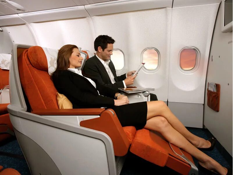 Бесплатное видео в командировке. Женщина в самолете. Путешествие бизнес классом. Бизнес класс в самолете. Кресло бизнес класса в самолете.