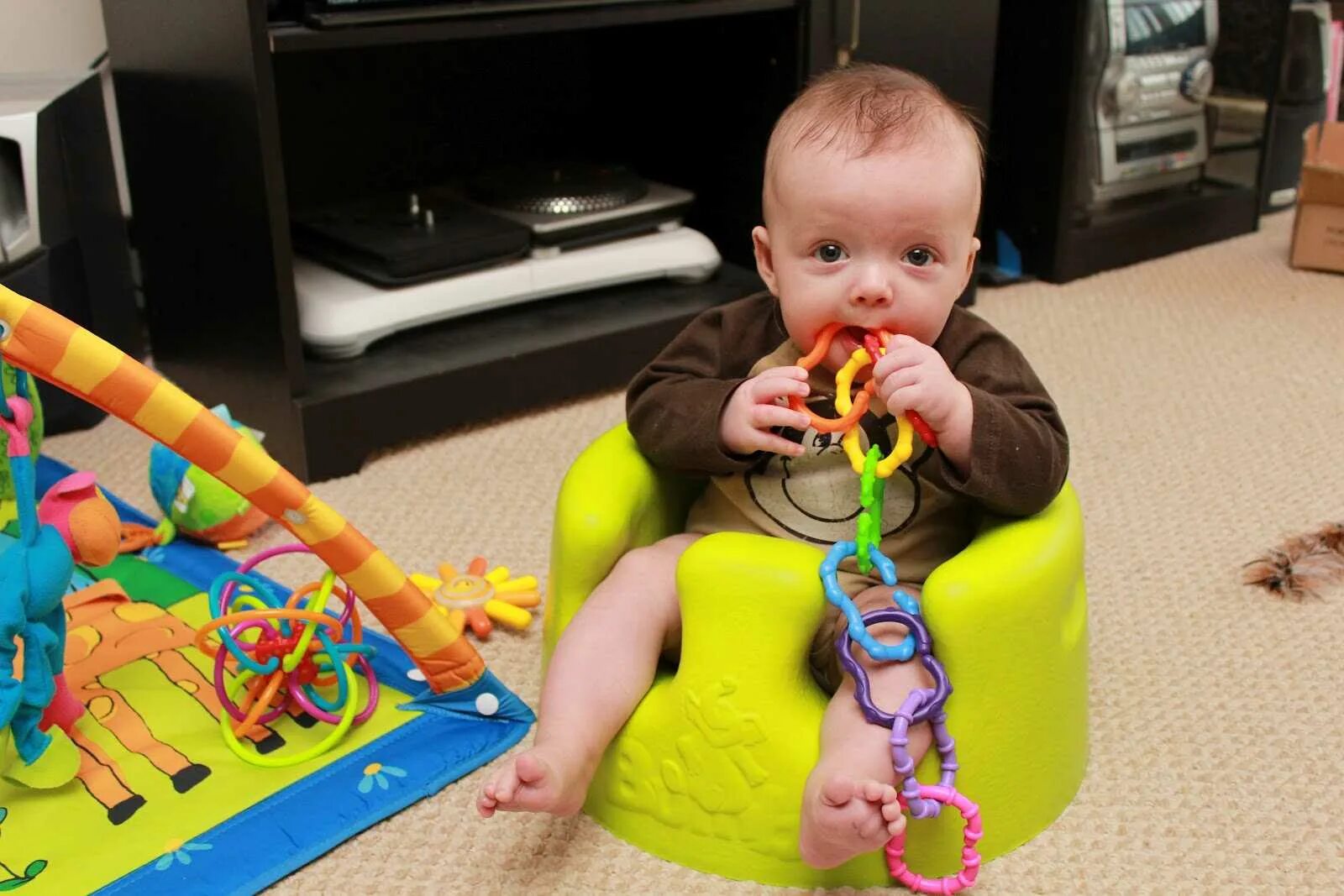 Развлечения для ребенка 1 год. Развивающие игрушки. Игрушки для детей до 1 года. Игрушки для полугодовалого ребенка. Игрушки для детей до 3 лет.