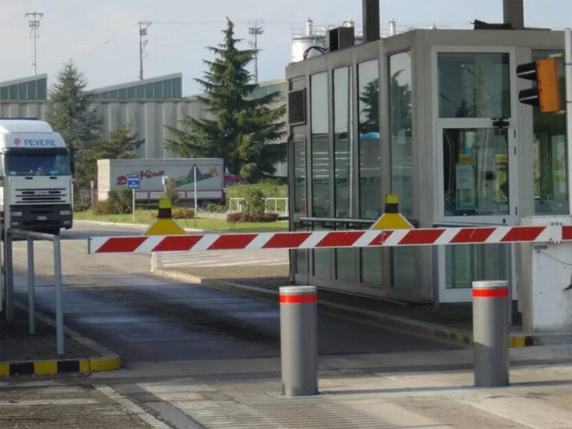  противотаранные шлагбаумы рубеж-ум. модульная проходная с турникетом. транспортное кпп. таможенный пост мапп донецк. контрольно-пропускной пункт.