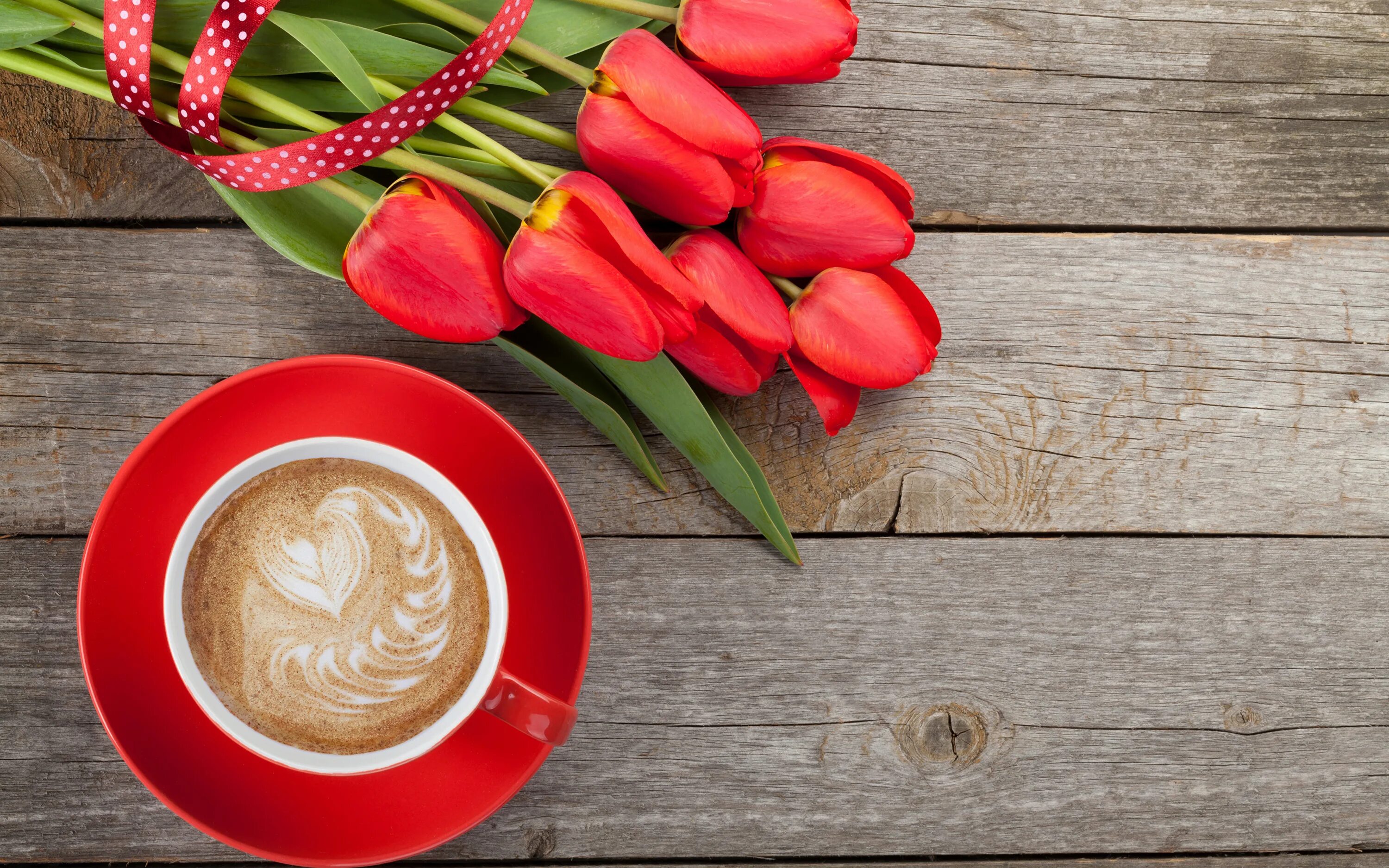 Доброе утро красивые март 2024. Цветы на деревянном фоне. Доброе утро самая красивая. Доброе утро самой красивой девушке. Тюльпаны и кофе.