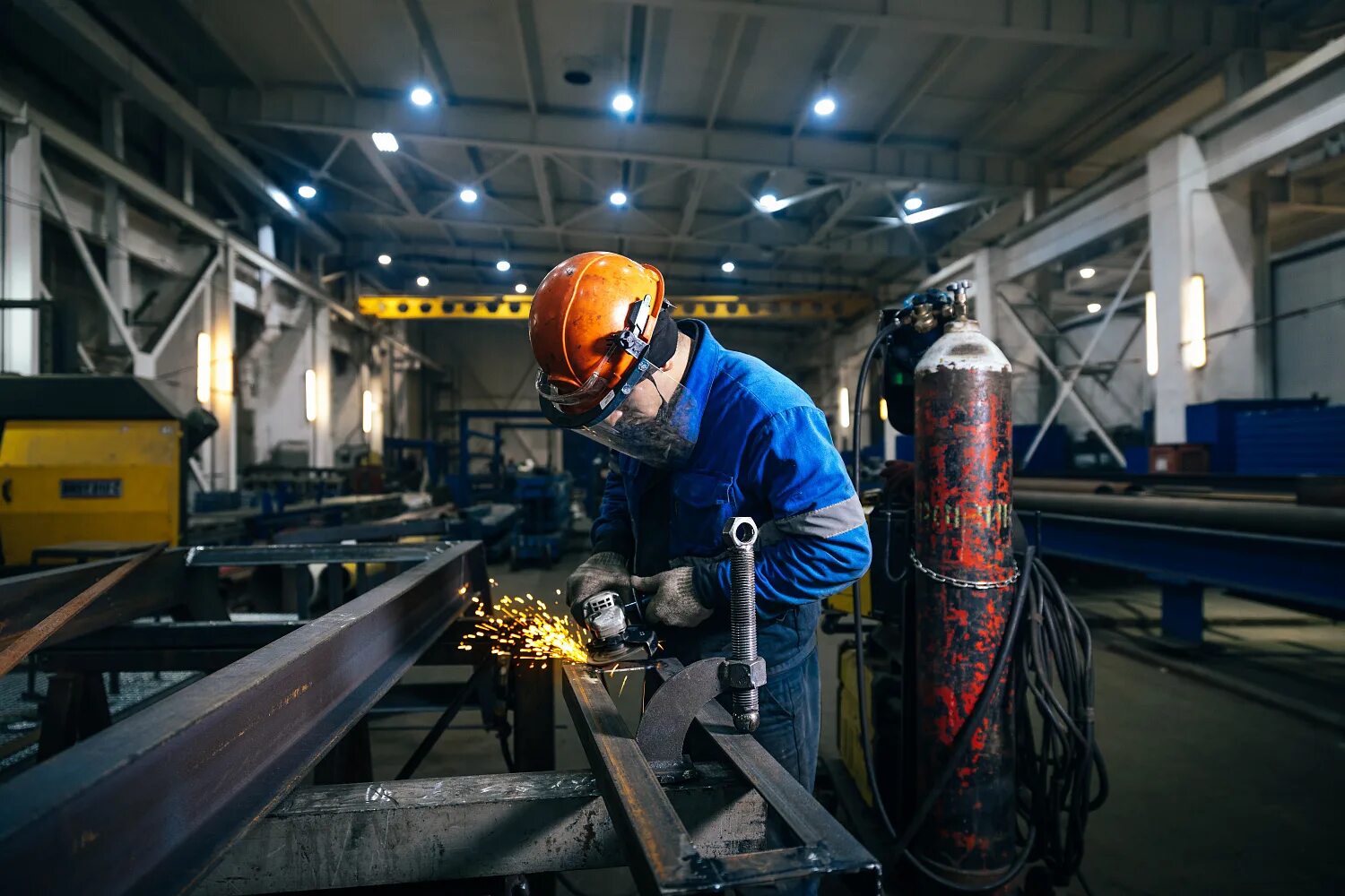 Сварка. Девушка сварщик. Сварочные работы. Сварочный цех металлоконструкции. Монтаж технологических трубопроводов внутрицеховых.