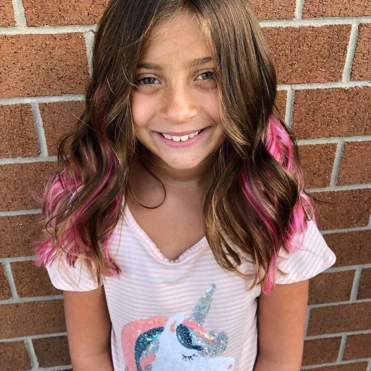 Покрасить девочку 10 лет. Виктория блисс с розовыми волосами. Прядки на волосах для девочек. Цветное окрашивание волос для девочек. Пряди разноцветные для девочек.