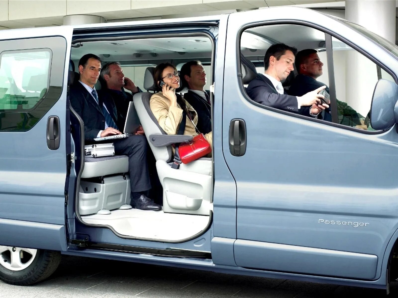 Трансфер аренда с водителем. Renault trafic passenger. hyundai starex с пассажирами. трансфер минивэн. пассажиры в микроавтобусе.