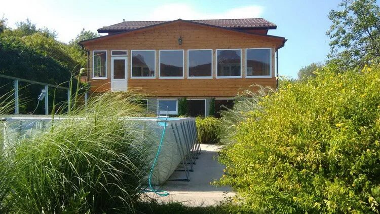 Деревянные домики у моря. Вилла снегири гурзуф. Евпатория поповка бунгало. Снять домик у моря 2024. Морской бриз поповка.