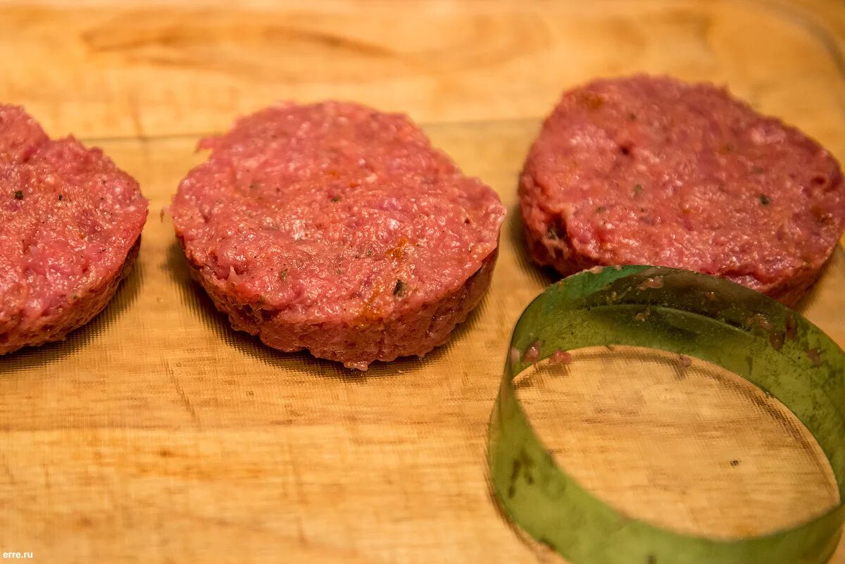 Форма бифштекса. Блюда из натурального рубленого мяса. Процесс приготовления бифштекса. Форма бифштекса. Бифштекс нарезают.