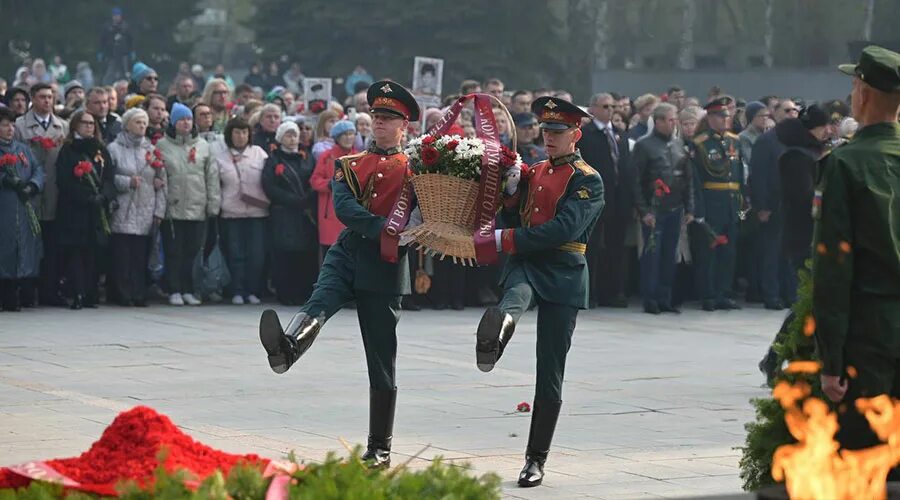 9 Мая в России. Цветы на 9 мая. С днем Победы. Возложение цветов 9 мая. Новости дня победы