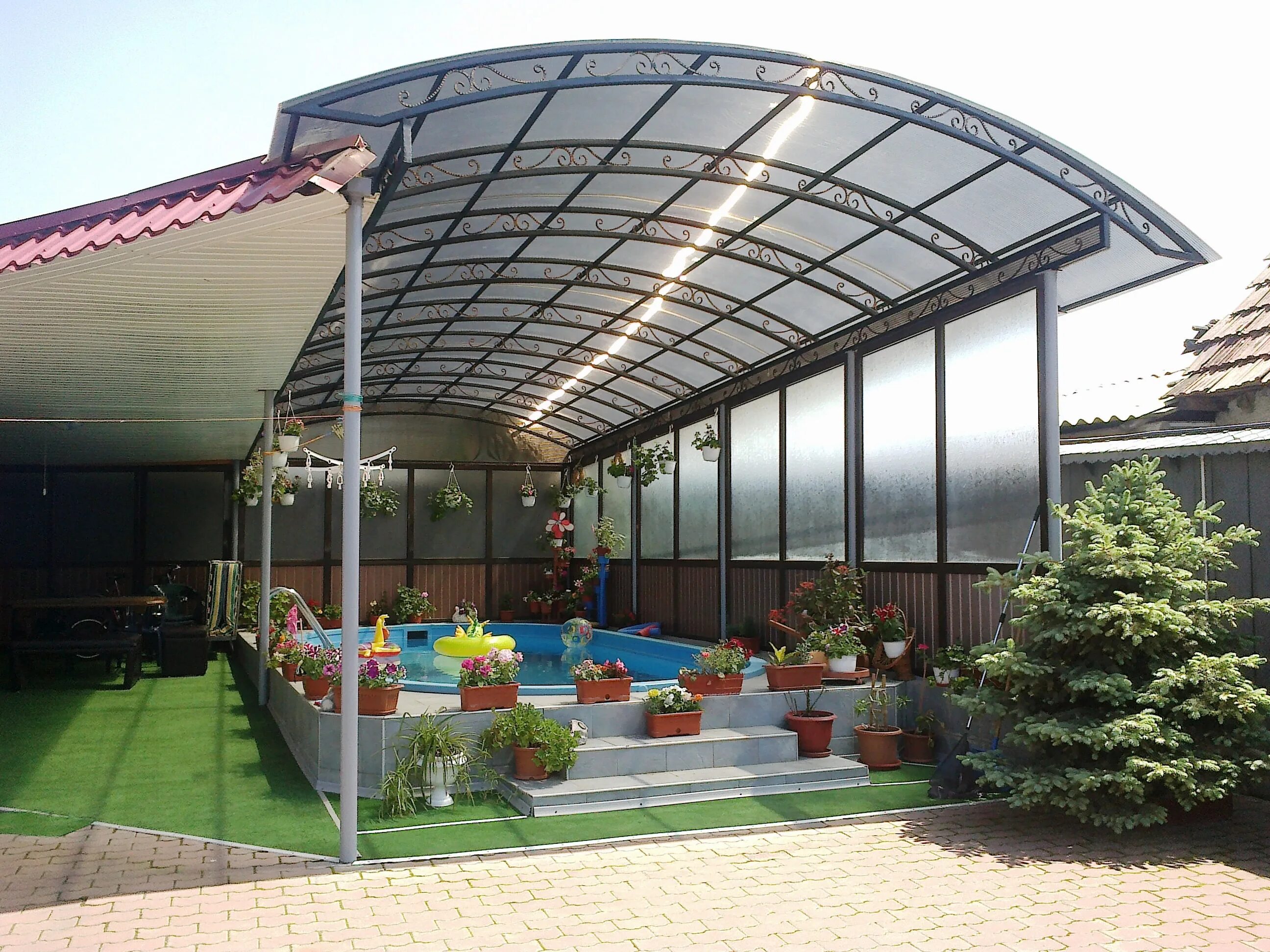 Полуарочный навес. Красивые навесы из поликарбоната. Лексан поликарбонат. Навесы изпликорбоната. Двор из поликарбоната.