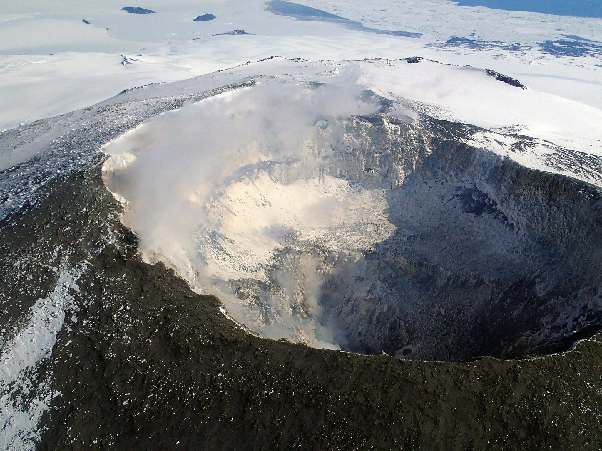 Самый крупный кратер на земле. Вулкан Эребус в Антарктиде. Вулкан Эребус лавовое озеро. Вулкан Эребус кратер. Кратер вулкана Эльбрус.