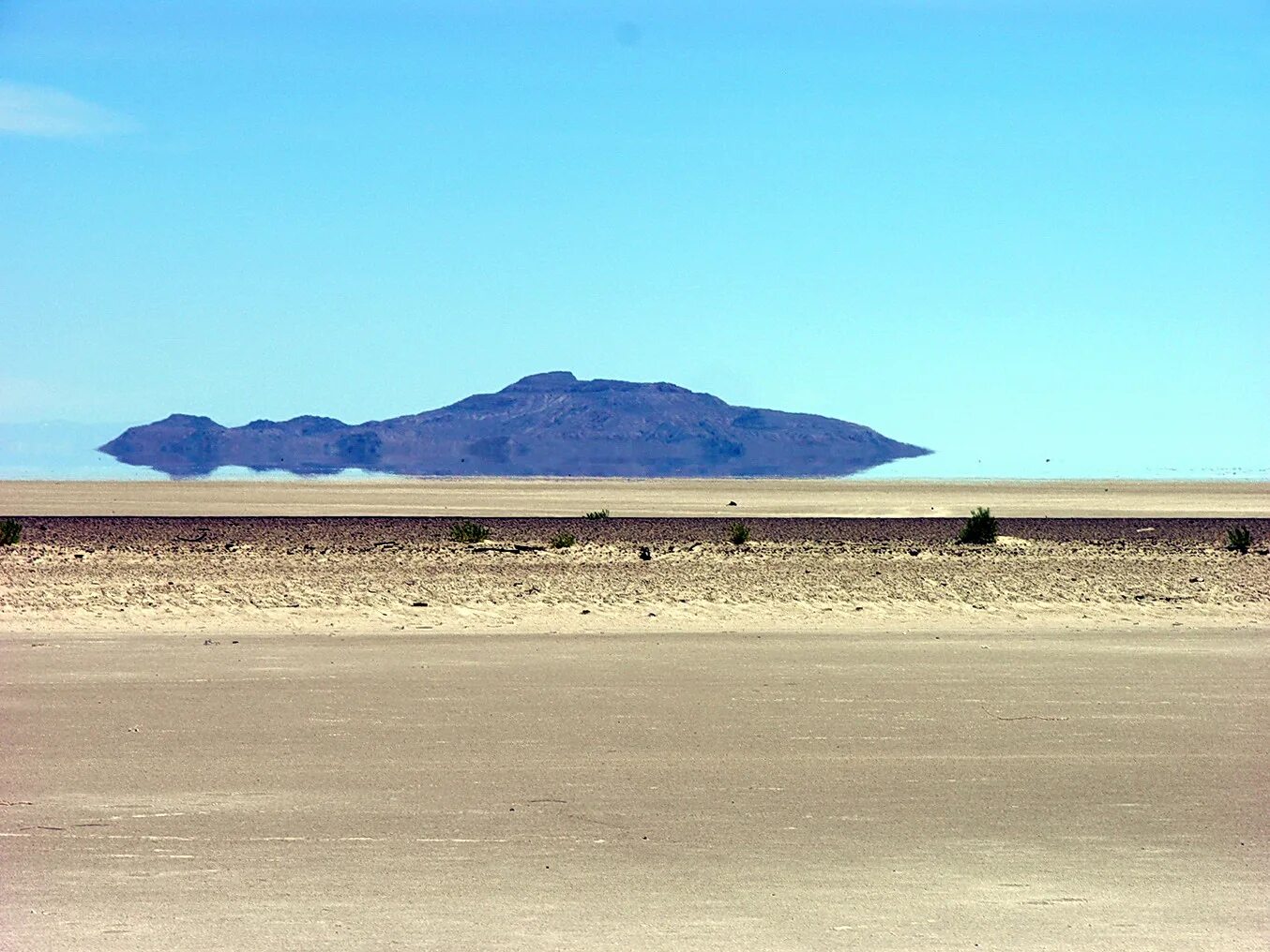 Оптическое явление в пустыне. Мираж природное явление. верхний мираж в пустыне. мираж в пустыне явление. нижний мираж.