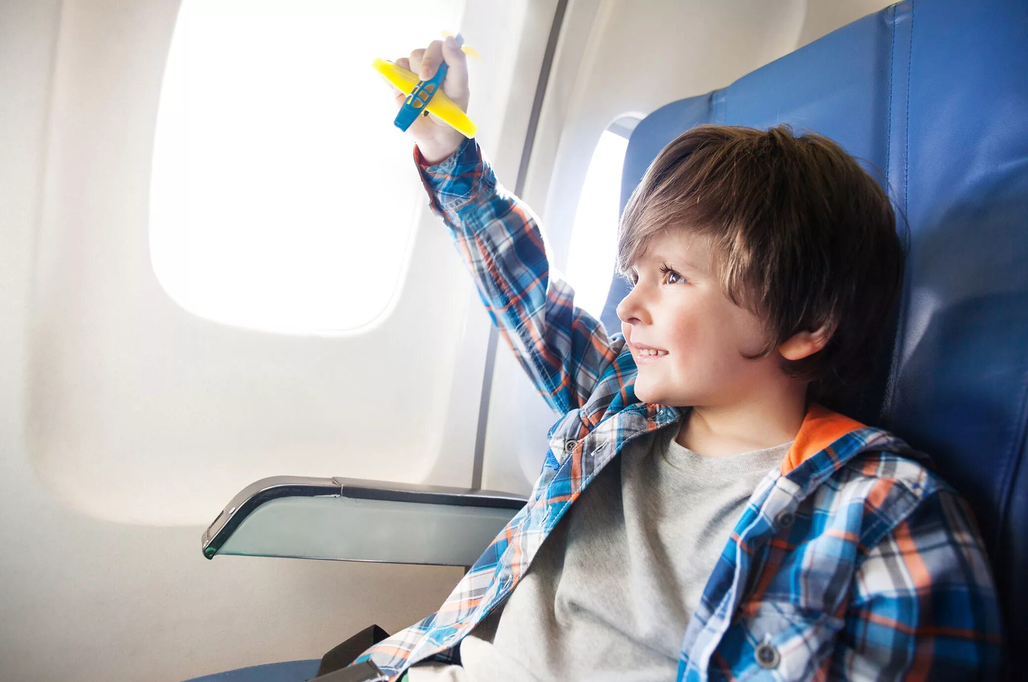 Самолет для детей. Для мальчиков самолёты. Путешествие на самолете для детей. Дети путешествуют. Перелет без родителей по россии