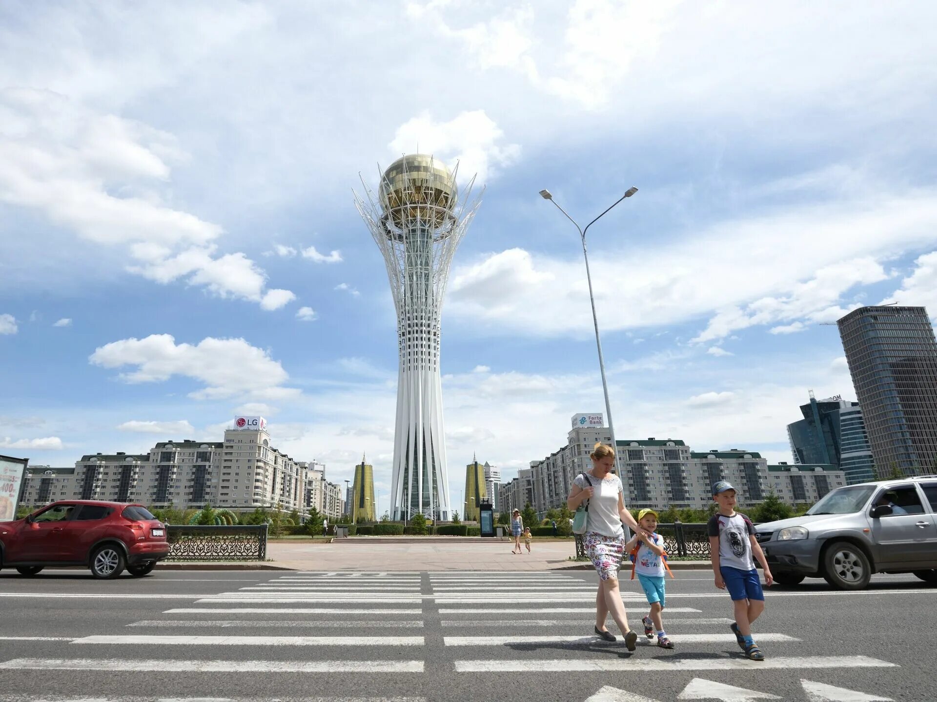 Астана жители. Монумент Астана-Байтерек. Байтерек Астана. Астана Казахстан население. Население города Астана.