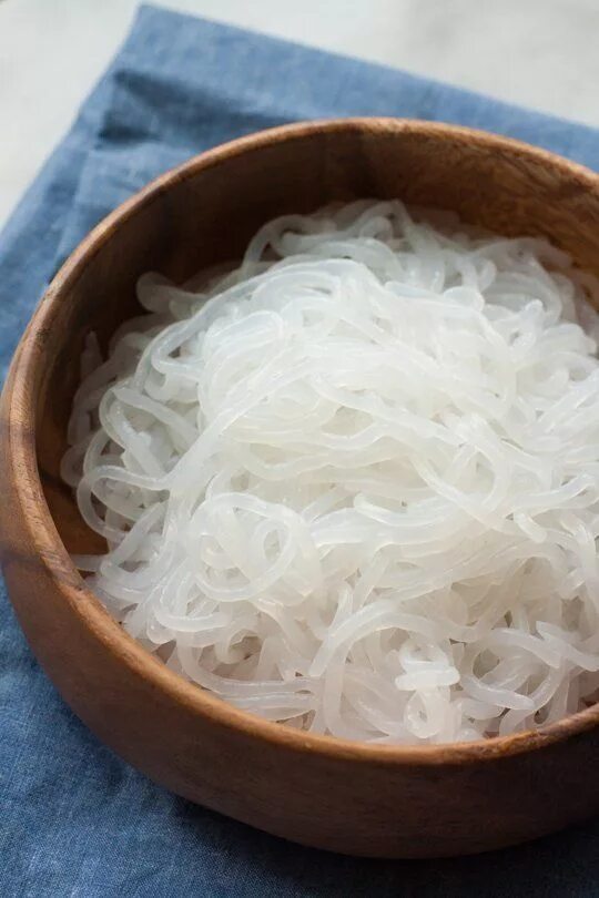 Лапша ширатаки из чего. Шаритаки. shirataki noodles. японские макароны ширатаки. ширатаки узелки.