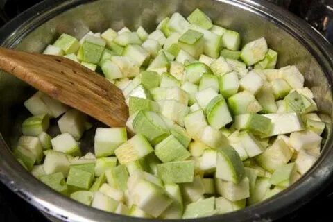 Кабачки с капустой в кастрюле