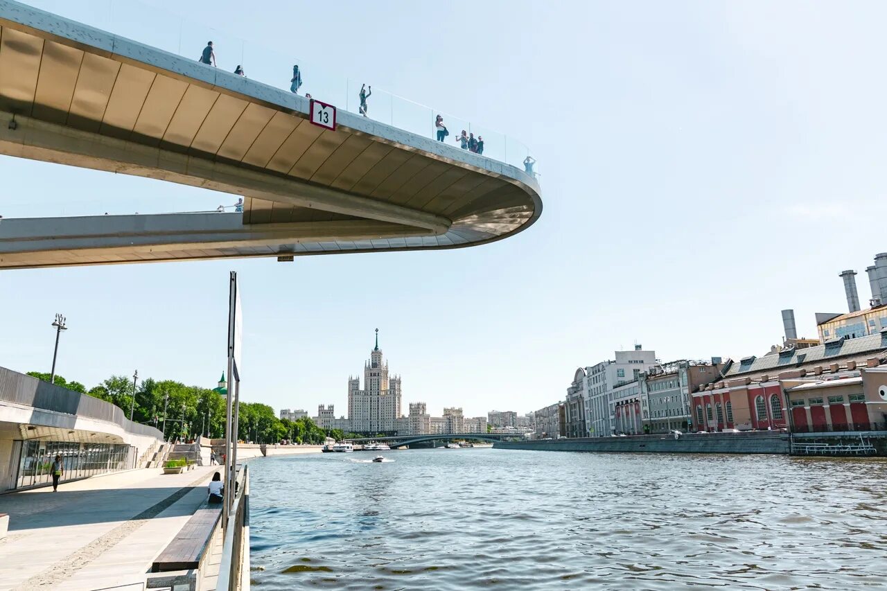 Парящий спб. Парк Зарядье мост. Парящий мост в парке Зарядье. Висячий мост Зарядье. Мост Зарядье Архитектор.