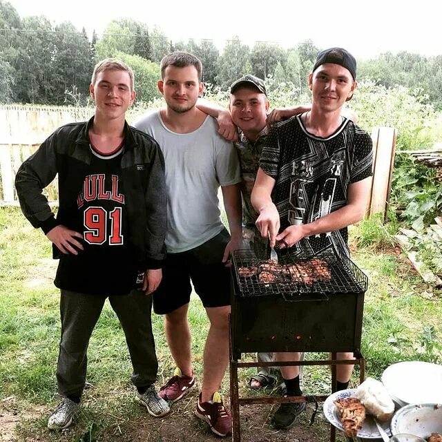 Шашлык на углях. Стол на природе с шашлыками. Барвиха брянск шашлычная. Шашлык. Азербайджанский шашлык.