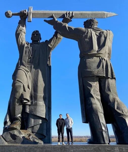 Тыл фронту помоги. Тыл фронту магнитогорск. монумент тыл фронту в магнитогорске воздвигнут. тыл фронту магнитогорск вечером. тыл фронту магнитогорск сзади.