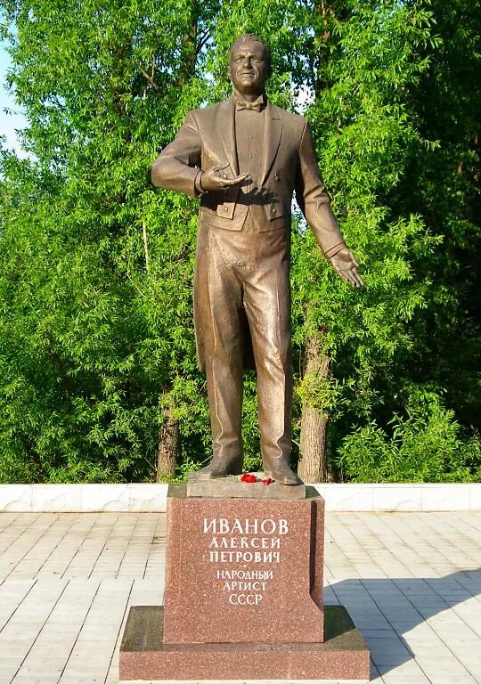 Иванов бежецк. Памятник Иванову в Бежецке. Памятник Иванову города Бежецка. Памятник Андрееву в Бежецке.