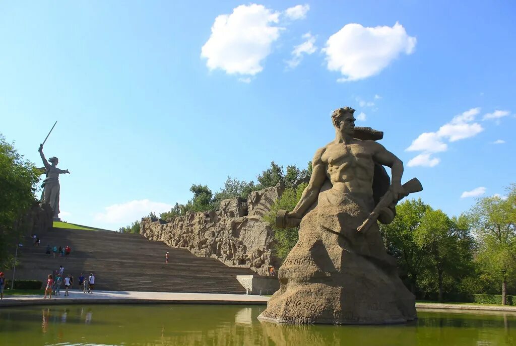 Гостиницы рядом с мамаевым курганом. Мамаев Курган Волгоград. Мамаев Курган Волгоград озеро слез. Озеро слез Мамаев Курган. Скульптуры Мамаев Курган Волгоград.