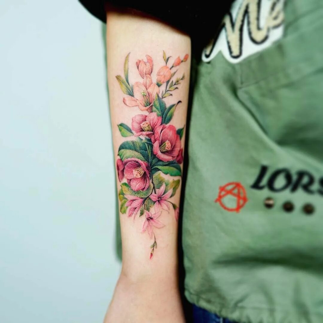 Тату цветы. Цветные Татуировки для девушек. Тату цветы на руке. Тату цветы на руке цветные.