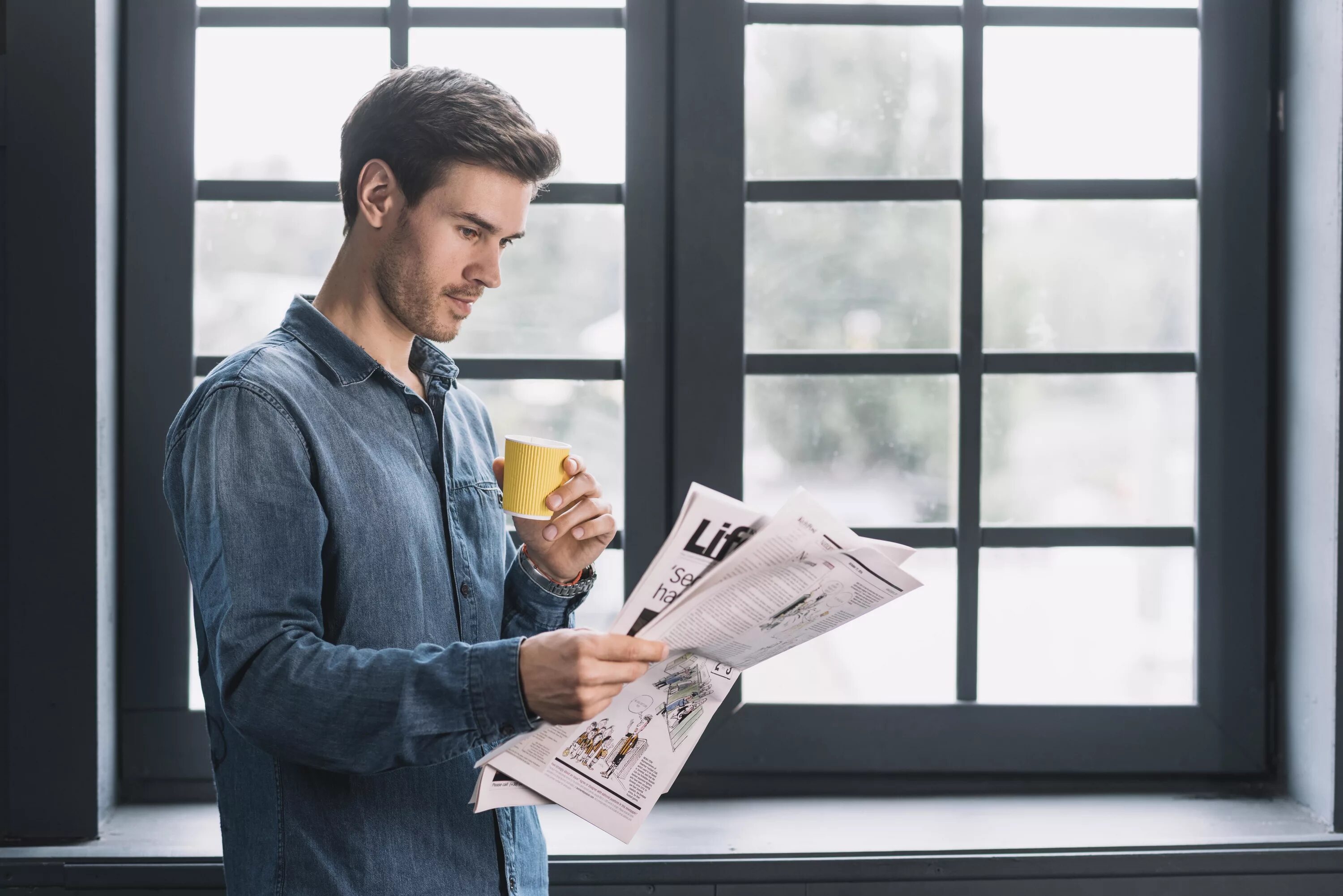 Newspaper man. Человек с газетой. Мужик с газетой. Мужчина читает газету. Мужик читает газету.