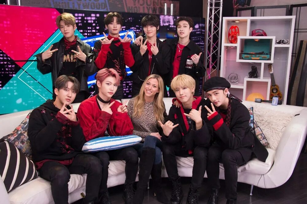 Stray kids дебют. Stray kids шоу. Stray kids 2022. Кто твой биас в stray kids. Stray kids 2017.