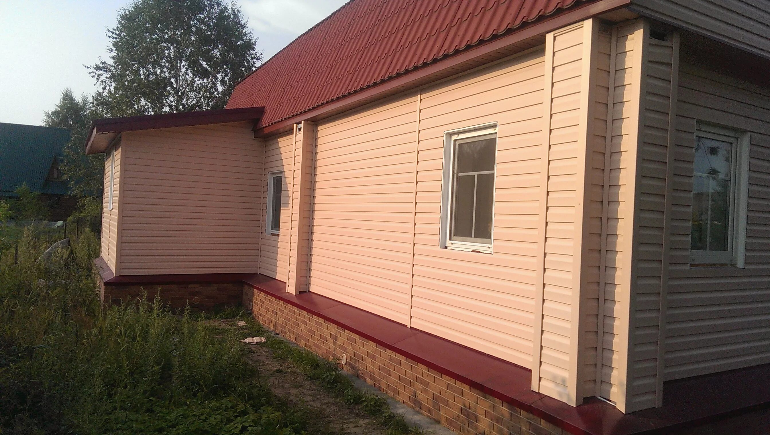 Сруб сайдингом. Сайдинг металлический блокхаус 7024. Блок хаус снаружи. Сруб сайдингом. Обшить бревенчатый дом сайдингом.