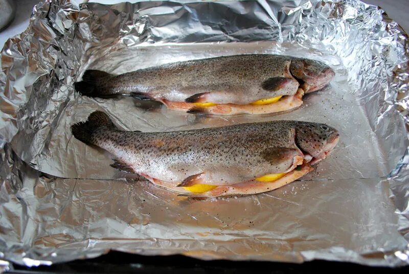 Как вкусно приготовить радужную форель в духовке. Рыба в фольге форель. печеная радужная форель. форель целая. форель радужная речная запеченная.