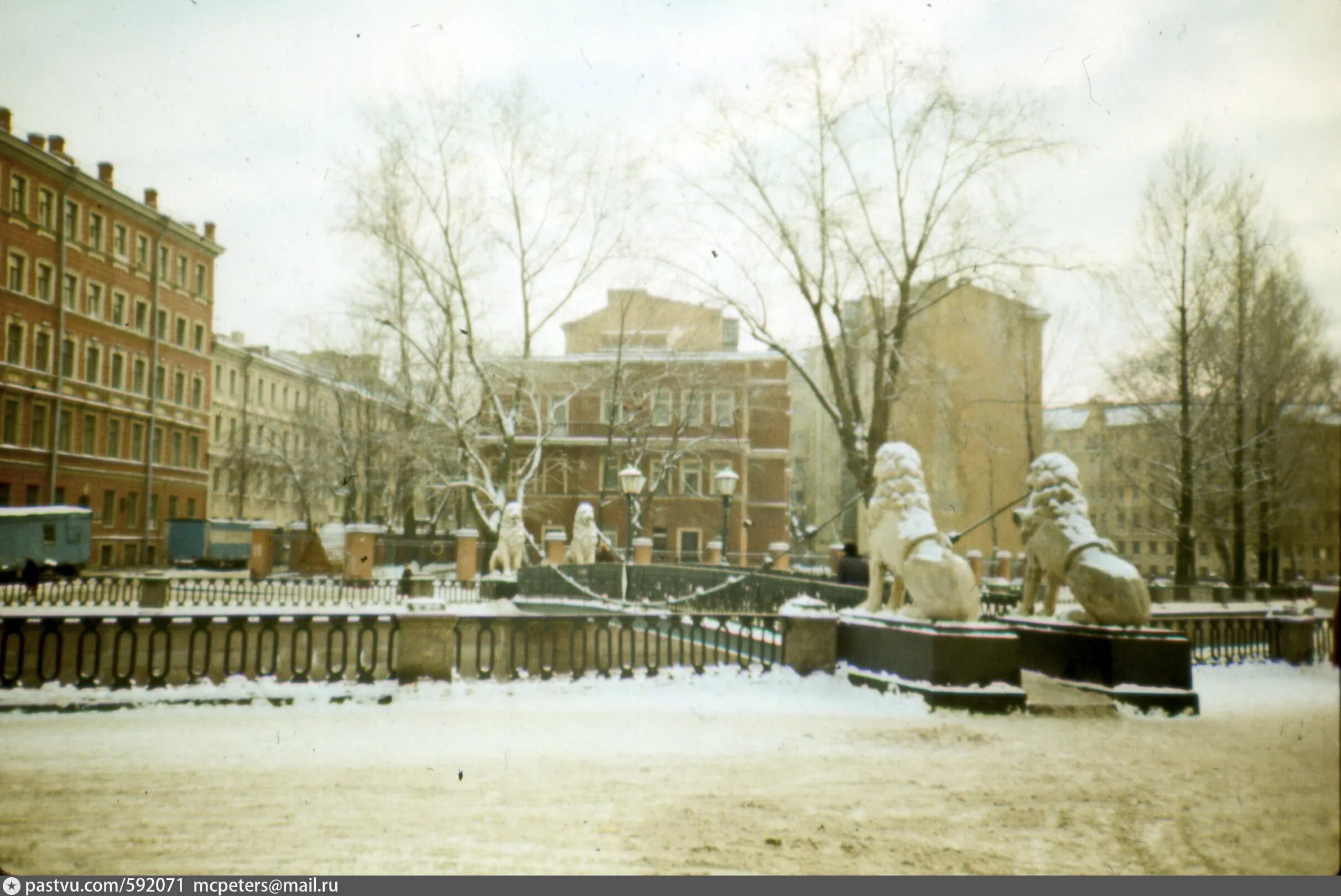 Измайловский район санкт-петербурга. Паству петербург. Шпиль адмиралтейства блокадного ленинграда. Храм воскресения христова "спас на крови " монета. Паству петербург.