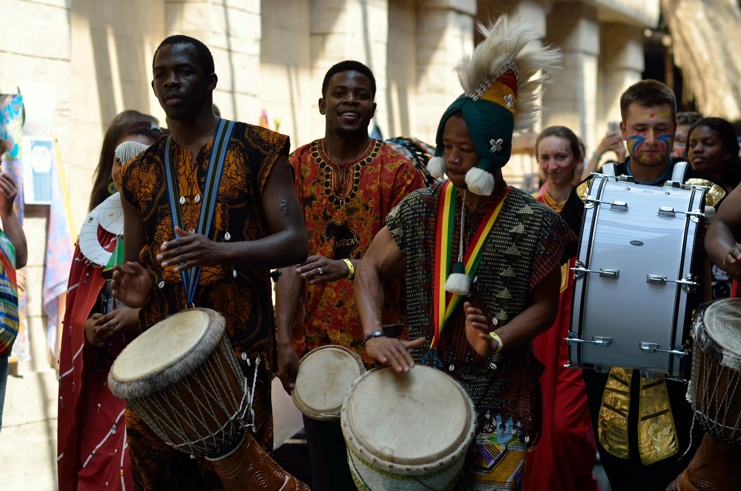 Этнические барабаны. 5 африканских музыкальных инструментов. Национальные инструменты африки. Африканский струнный инструмент. Необычные африканские музыкальные инструменты.