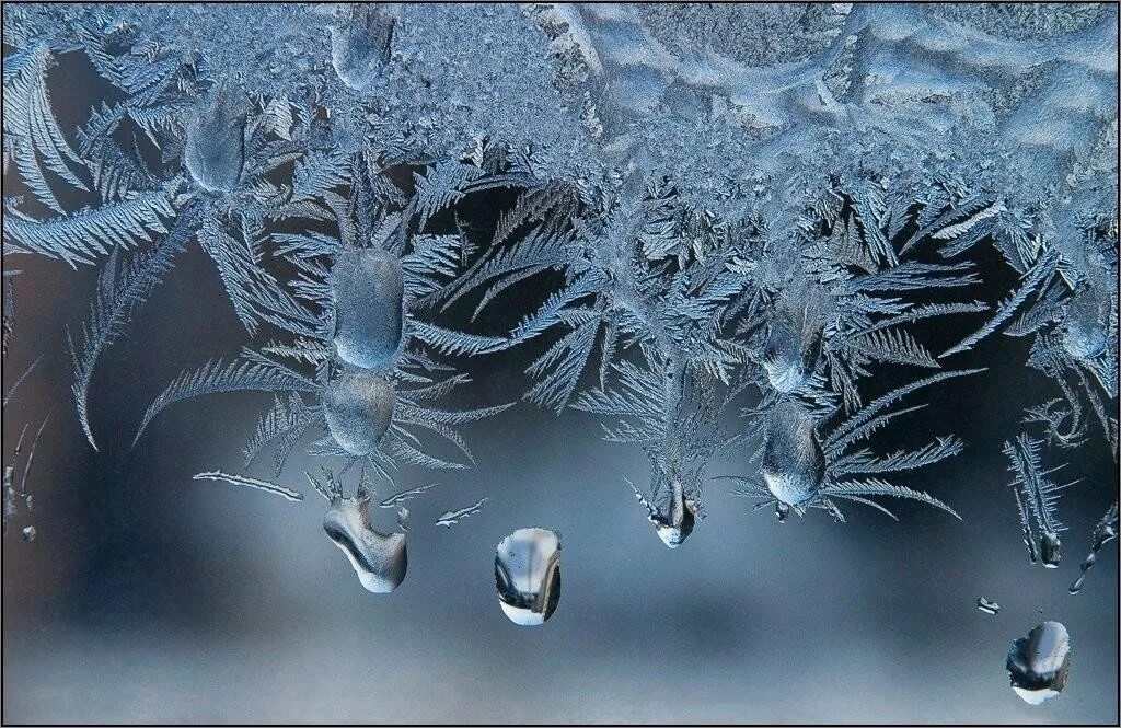 Замерзнет растает замерзнет растает. Ледяные слезы. Лед на окне. Льдинки на окне. Капля на стекле замерзла.