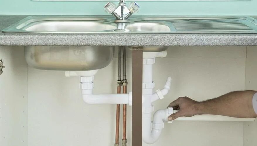 Как правильно собирать мойку. Крепления для врезных моек схема установки. Порядок монтажа накладной мойки для кухни. Монтаж труб под раковину в кухню. Монтаж раковины в столешницу.