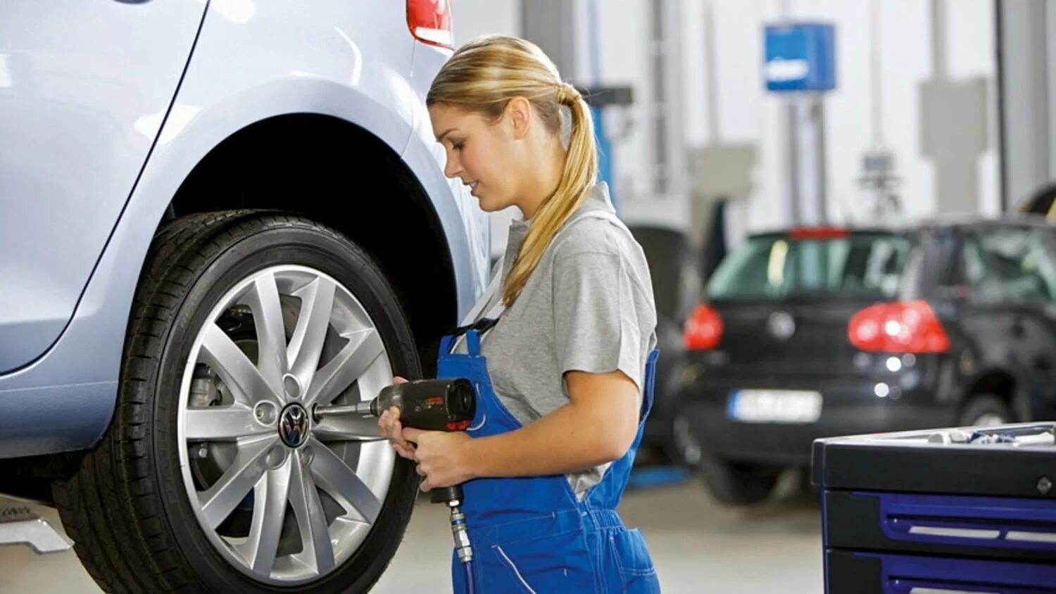 шиномонтаж девушка.