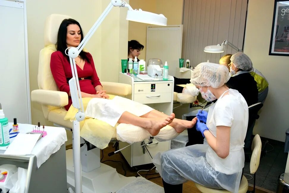 Курсы по педикюру. Мастер педикюра. Аппаратный педикюр. Курсы педикюра. Курсы маникюра.