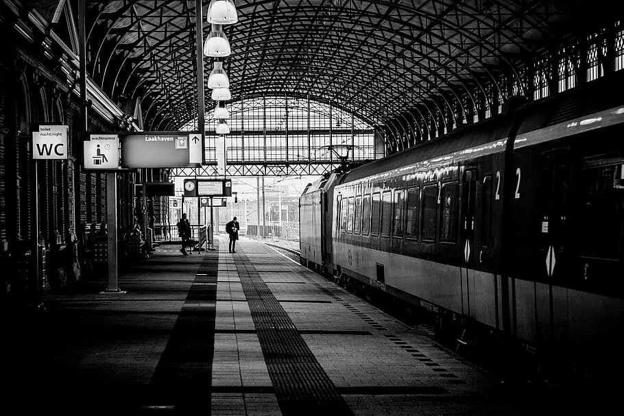 Включи станцию черную. Железнодорожный вокзал черно белый. Черное станция Железнодорожная. Художественная фотография вокзал. Вокзал в серых тонах.