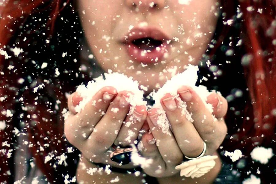 Тают руки тают губы. Снег на ладони. Снежинка на ладошке. Снежинка на ладони. Снежинки на губах.