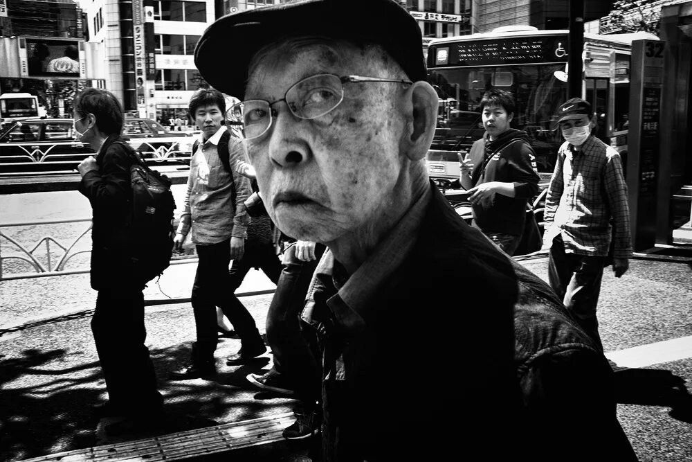 Tokyo black. Tatsuo Suzuki фотограф. Уличная фотография. Токио люди. Токио чб фото.