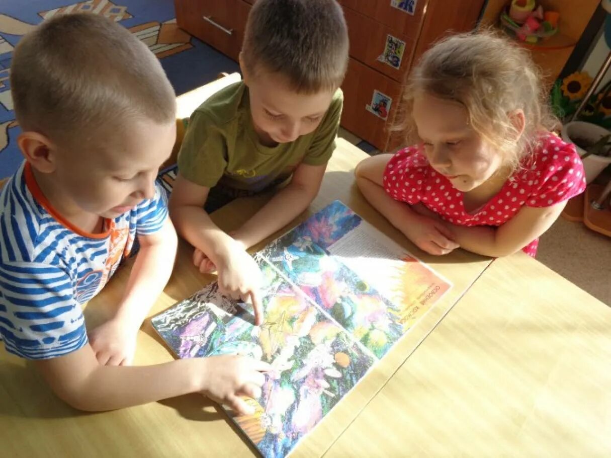 Сад для дошкольников. Младшая группа в детском саду. Дети в детском саду. Ребенка определили в старшую группу. Ребенка определили в старшую группу.