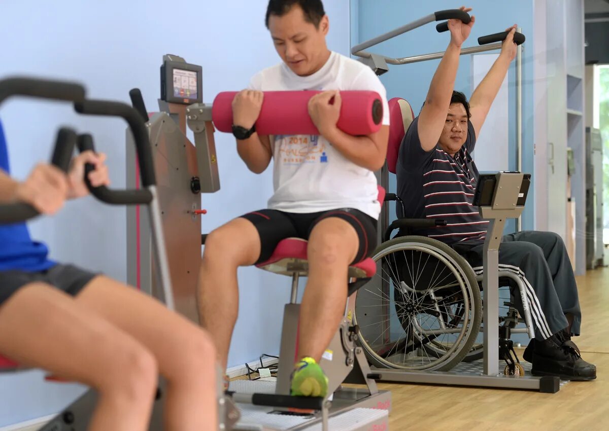 Тренировка инвалидов. Упражнения для колясочников. Занятия с инвалидами.