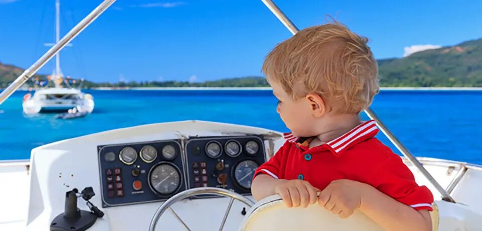 Travel tom. Дети на яхте. Дети путешествуют по Томи. Поездка на яхте с детьми двумя мальчиками. Ребенок в яхте солнце.