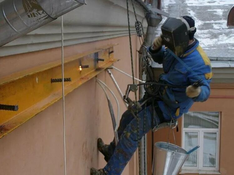 Монтаж металлоконструкций. Снаряжение промышленного альпиниста. Сварщик металлоконструкций. Сварочные работы на высоте. Выполнение сварочных работ высоте.